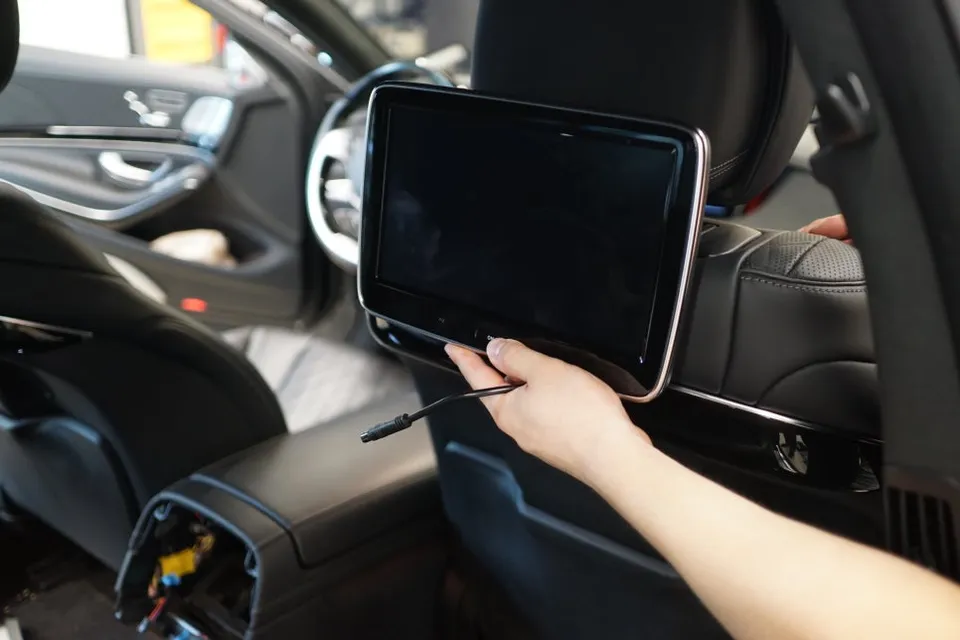 Mercedes-Benz S-Class W222 oem options - Mercedes-Benz S-Class W222 Rear Monitor Upgrade Review photo 3