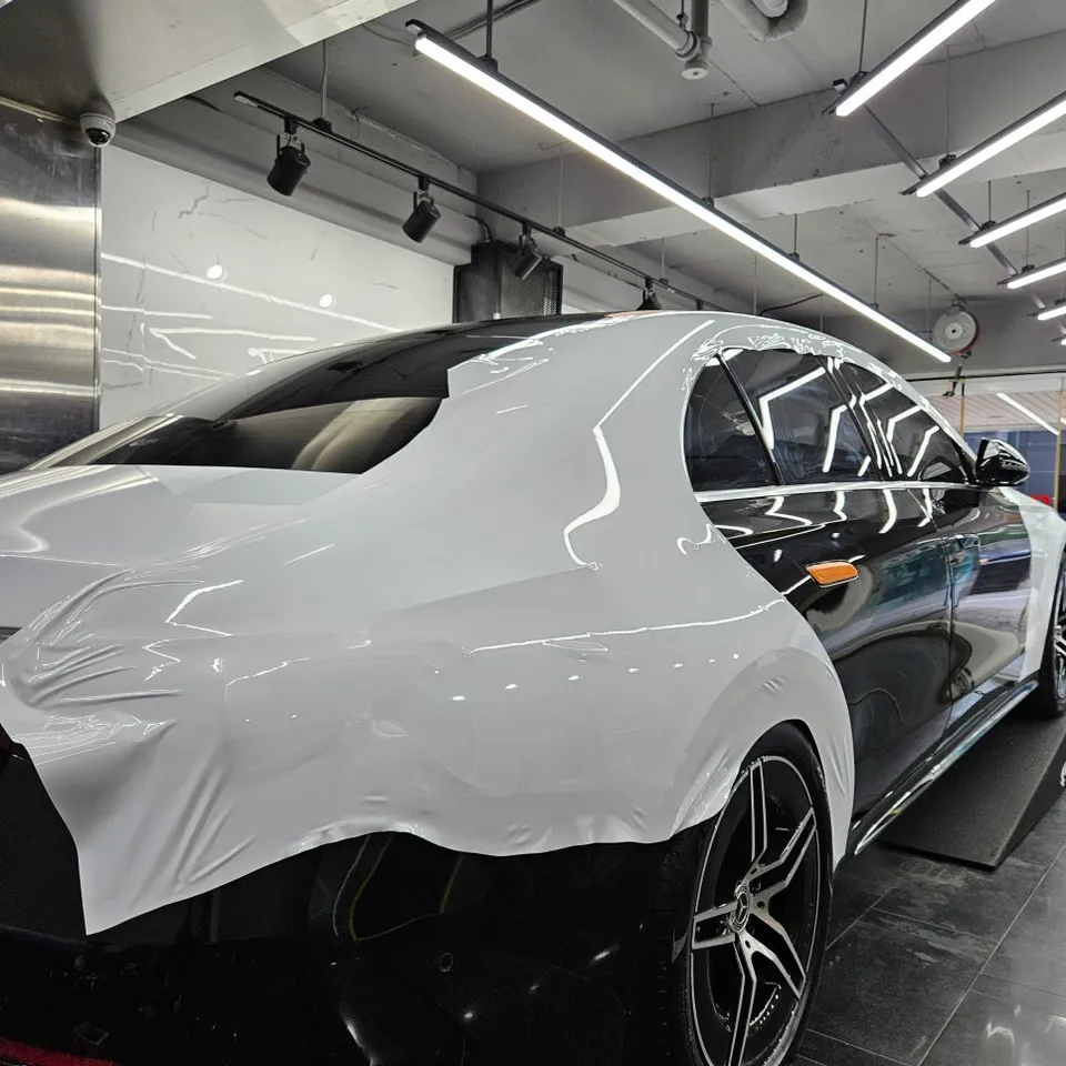 Mercedes-Benz Eクラス W213のカーラッピング事例 施工写真 4-1