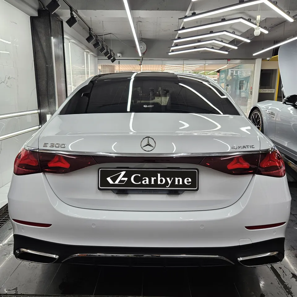Mercedes-Benz Eクラス W213のカーラッピング事例 施工写真 4-2
