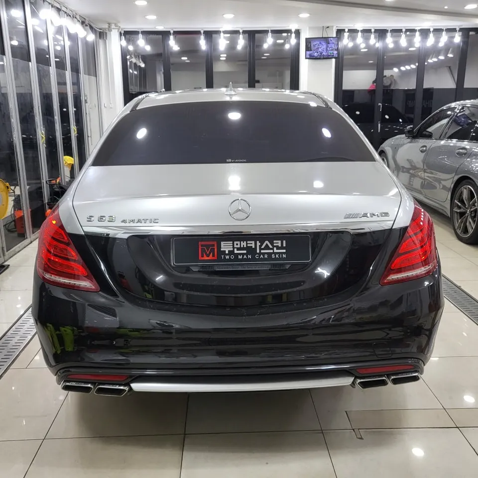 Mercedes-Benz S63 AMGのカーラッピング事例|BMWカラーで高級感アップ 施工写真 3-1