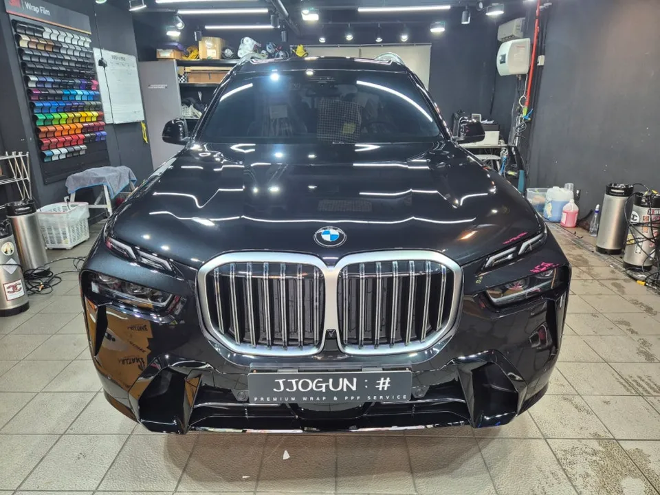 BMW X7のカーラッピング事例|クローム除去で洗練された印象に 施工写真 2-1