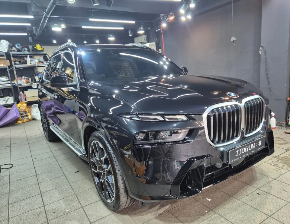 BMW X7のカーラッピング事例|クローム除去で洗練された印象に 施工写真 3-1