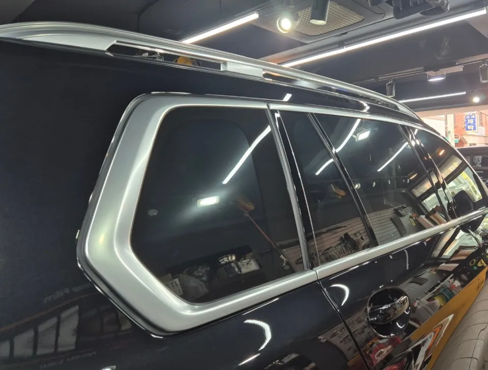 BMW X7のカーラッピング事例|クローム除去で洗練された印象に 施工写真 2-2