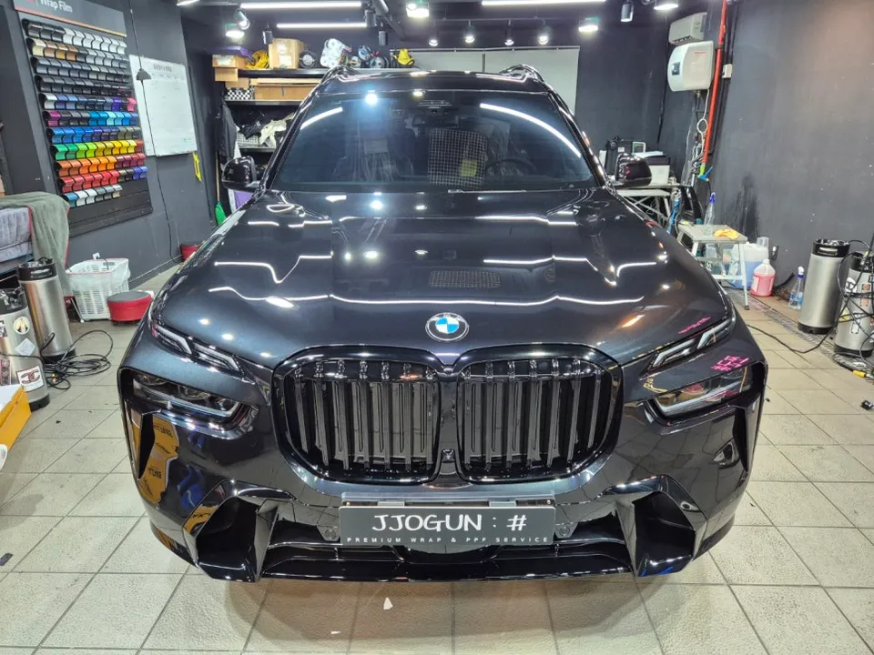 BMW X7のカーラッピング事例|クローム除去で洗練された印象に 施工写真 3-2