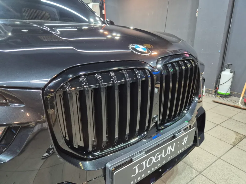 BMW X7のカーラッピング事例|クローム除去で洗練された印象に 施工写真 1-3