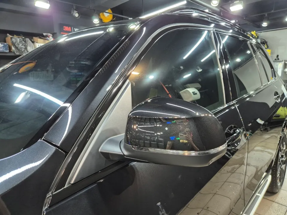 BMW X7のカーラッピング事例|クローム除去で洗練された印象に 施工写真 2-3