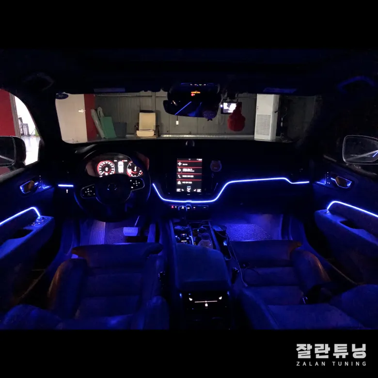 Volvo XC60 ambient lighting - Volvo XC60 Ambient Lighting Review — Enhanced Interior Ambiance photo 3