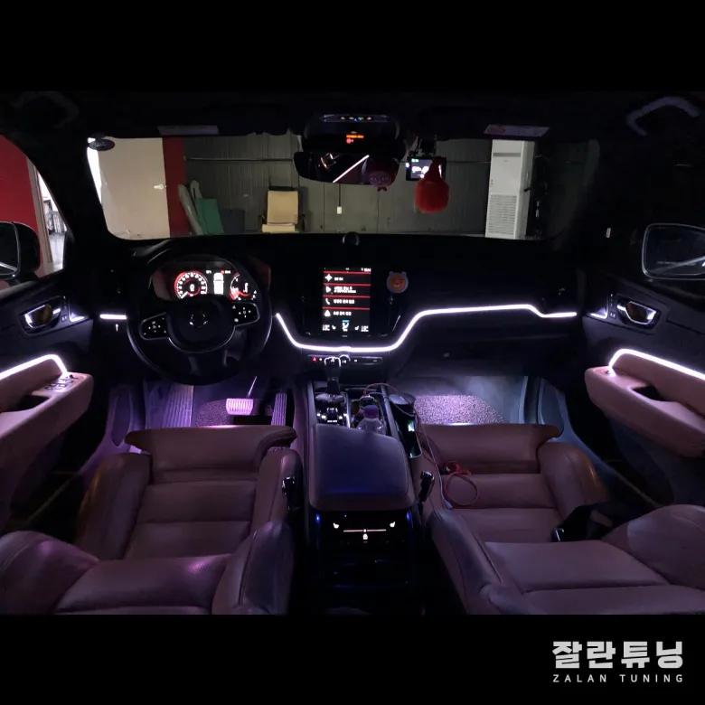 Volvo XC60 ambient lighting - Volvo XC60 Ambient Lighting Review — Enhanced Interior Ambiance photo 4