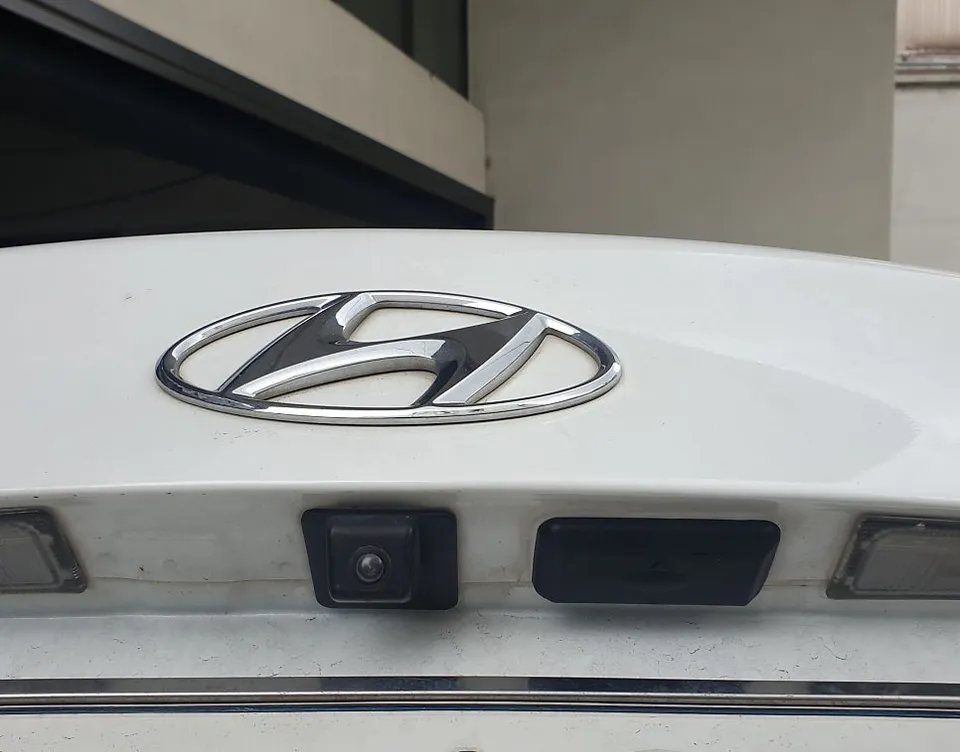 Hyundai Elantra MD body kit - Hyundai Elantra MD Trunk Switch Upgrade Review photo 4