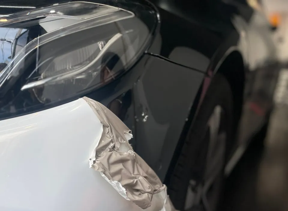 Mercedes-Benz E300のカーラッピング事例｜事故復旧 施工写真 3-2