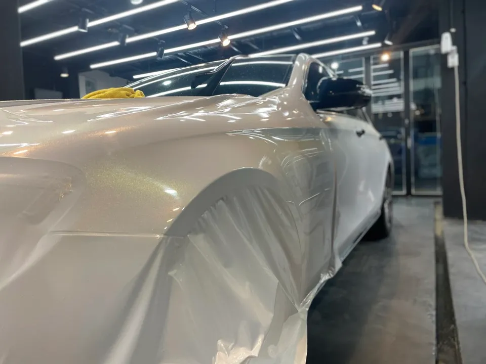 Mercedes-Benz E300のカーラッピング事例｜事故復旧 施工写真 4-2