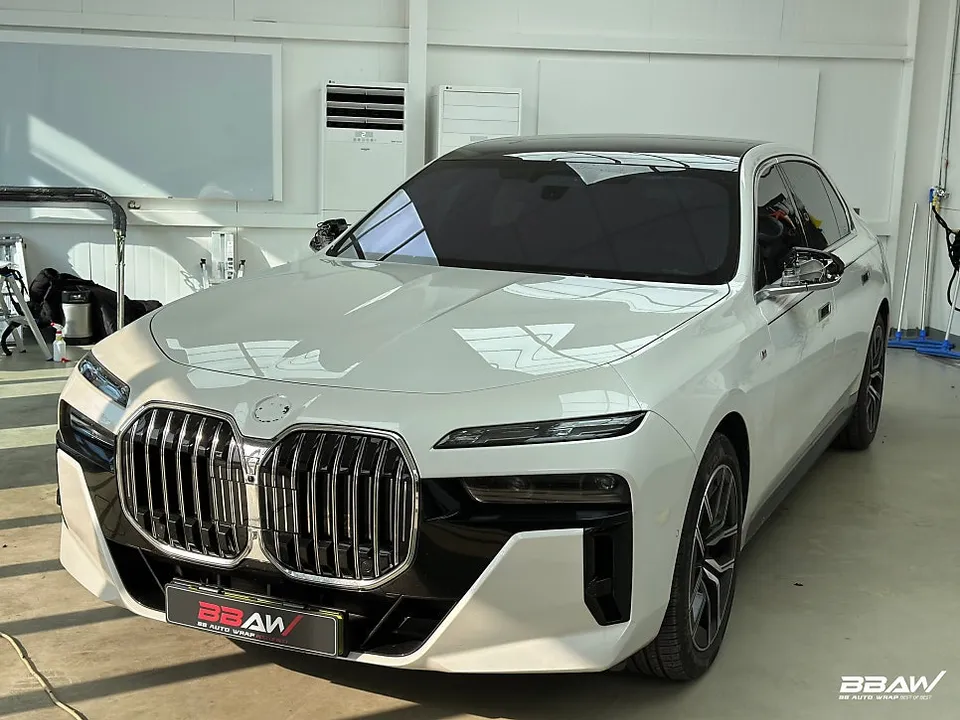 BMW 7 Series G70 デュアルトーンラッピング事例|費用目安・仕上がり 施工写真 2-1