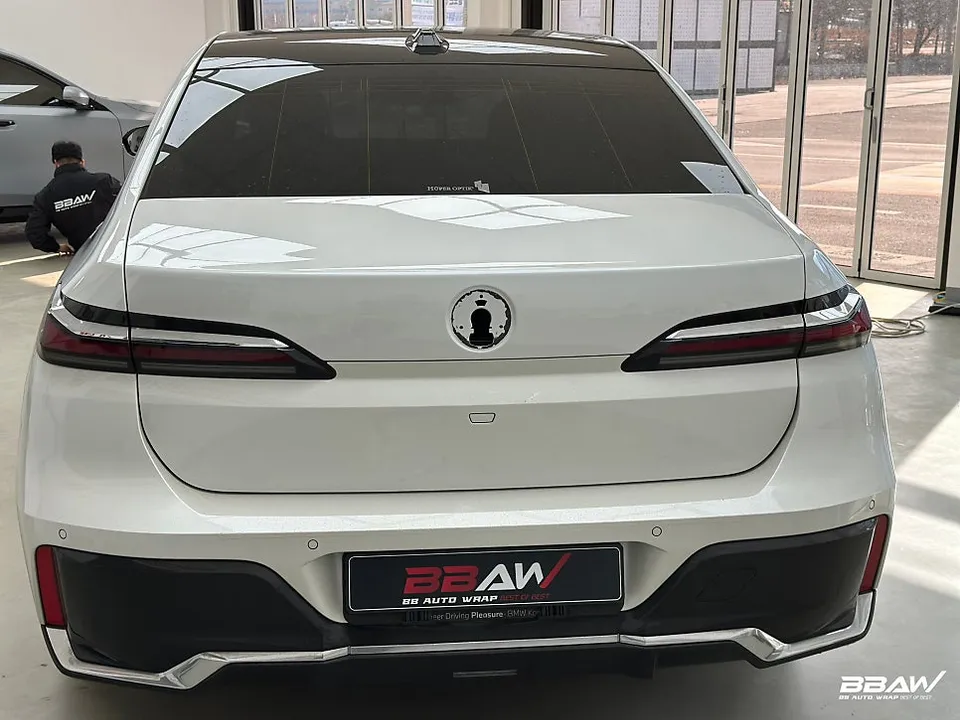 BMW 7 Series G70 デュアルトーンラッピング事例|費用目安・仕上がり 施工写真 3-1