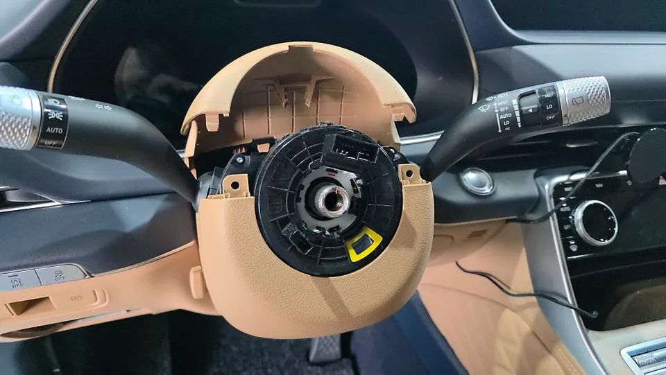 Genesis GV80 steering wheel - Genesis GV80 Custom Steering Wheel Upgrade: Enhanced Grip & Tech photo 6