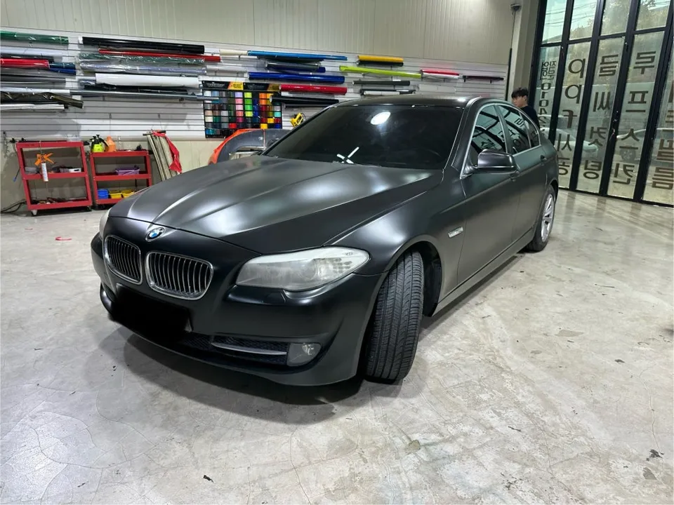 BMW 5 Series vinyl wrap - BMW 5 Series Vinyl Wrap Review: Satin Black Transformation photo 5
