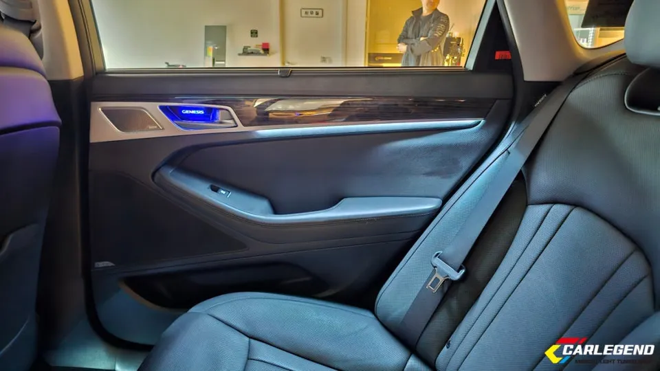 Genesis G80 DH ambient lighting - Genesis G80 Ambient Lighting Review — Luxurious Interior Finish photo 4