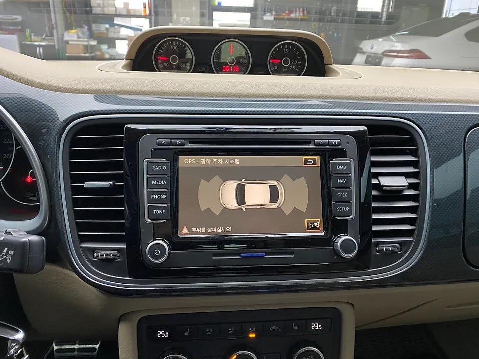 VolkswagenのAndroid Auto・CarPlay取付事例 施工写真 2
