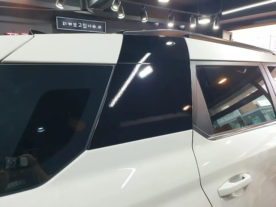 KG Mobility Torresのカーラッピング事例 施工写真 4-2