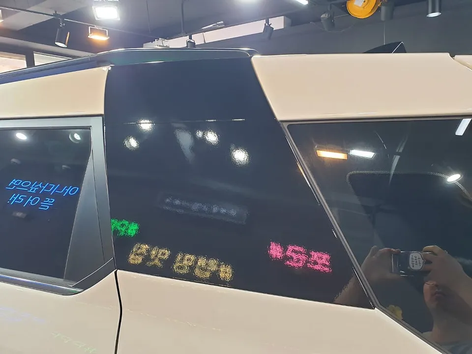 KG Mobility Torresのカーラッピング事例 施工写真 1-3