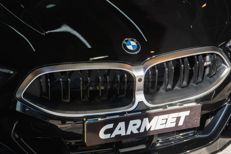 BMW 8 Seriesのカーラッピング事例｜クロームパーツのブラックアウト 施工写真 1-1