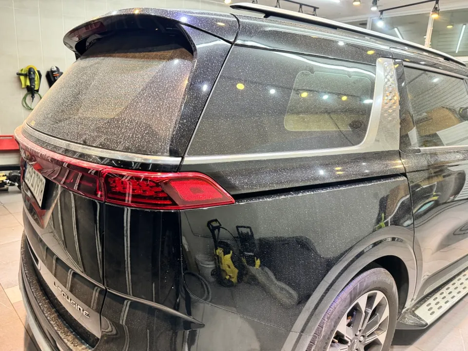 Kia Carnivalのガラスコーティング事例|費用目安と仕上がり 施工写真 3-1