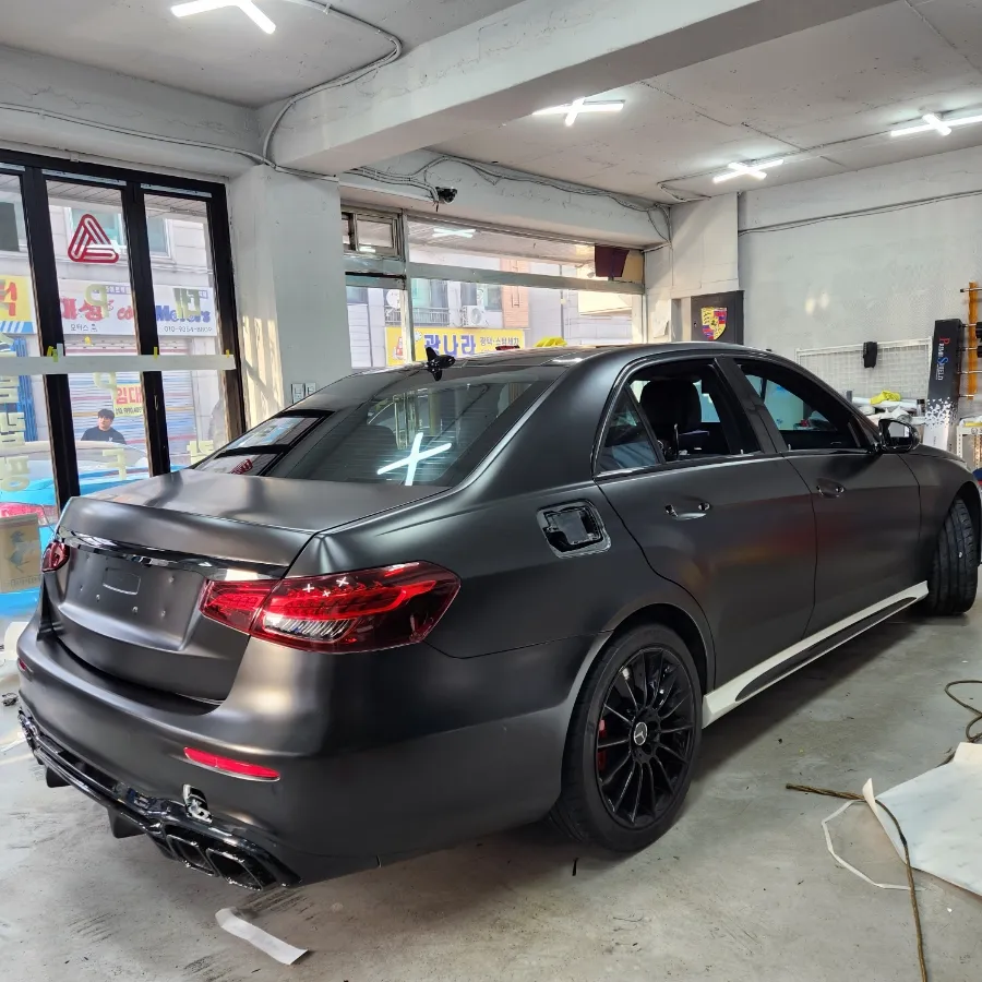 Mercedes-Benz Eクラス W213 カーラッピング事例|スモークPPFで特別感を演出 施工写真 1-2