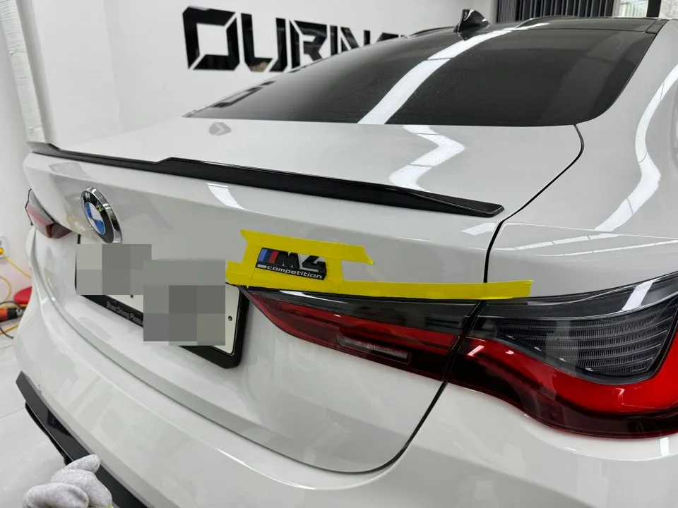 BMW M4 Competitionのカーラッピング事例|アイルランド・オブ・マン・グリーン 施工写真 3-2