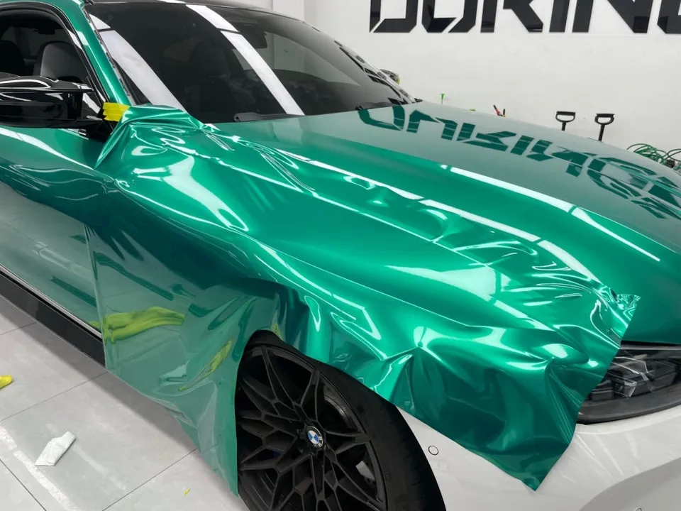 BMW M4 Competitionのカーラッピング事例|アイルランド・オブ・マン・グリーン 施工写真 3-3