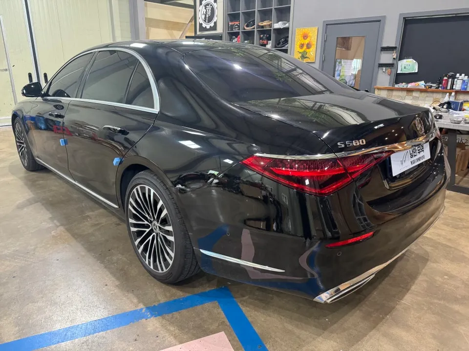 メルセデス・ベンツ Sクラス W223のカーラッピング事例 施工写真 2-2