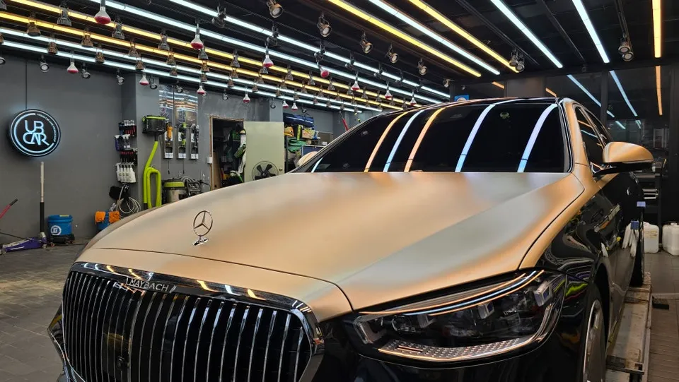 メルセデス・ベンツ Sクラス W223のカーラッピング事例 施工写真 2-3