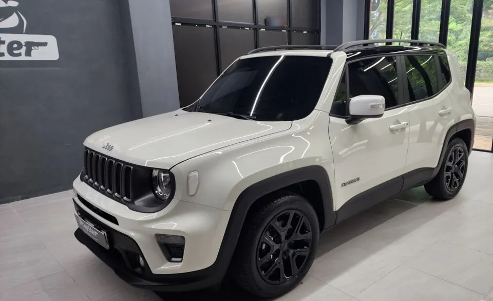 Jeep Renegadeのカーラッピング事例：サイドミラー・ピラーのポイント施工 施工写真 3-2