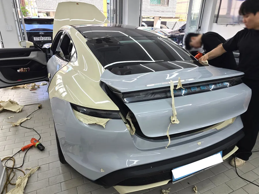 ポルシェ タイカン カーラッピング事例|個性的なピンクで彩る 施工写真 1-1