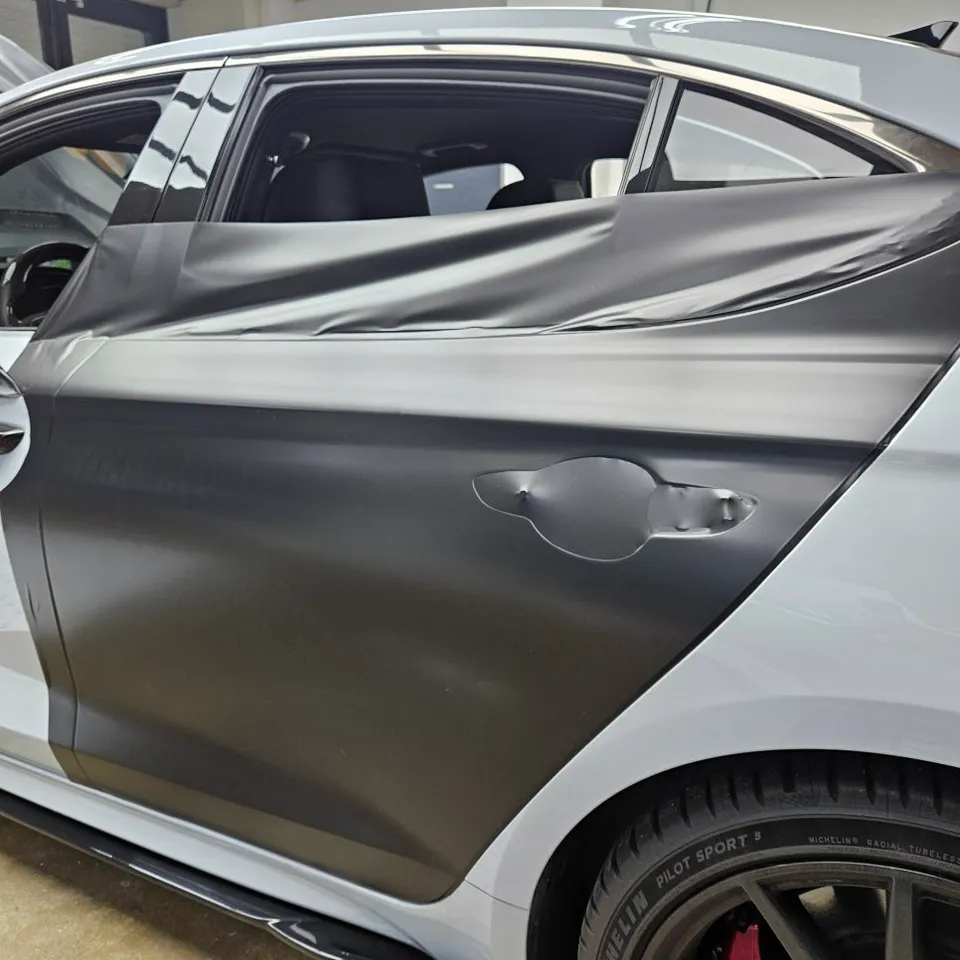 Genesis G70のサテンブラックラッピング事例 施工写真 2-2