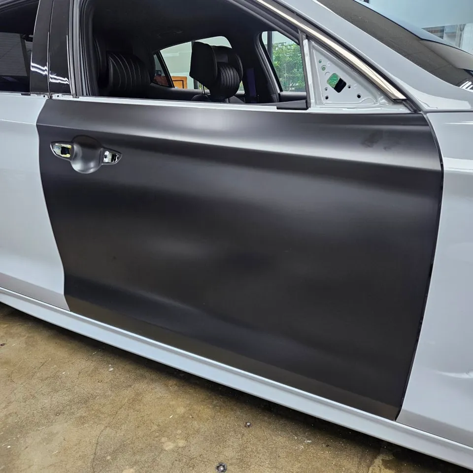 Genesis G70のサテンブラックラッピング事例 施工写真 3-2
