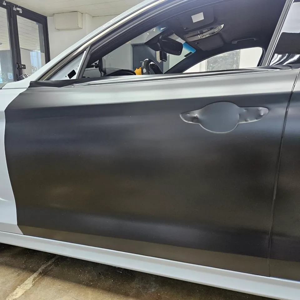 Genesis G70のサテンブラックラッピング事例 施工写真 1-3