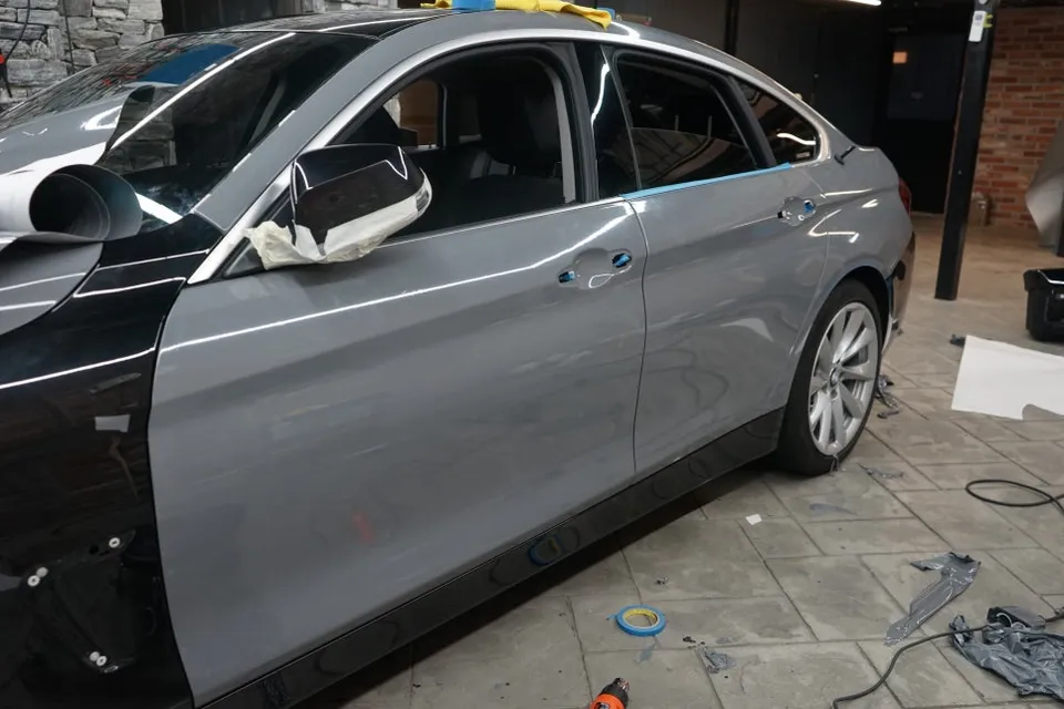 BMW 4 Seriesのカーラッピング事例｜ロックグレーの仕上がり 施工写真 1-3