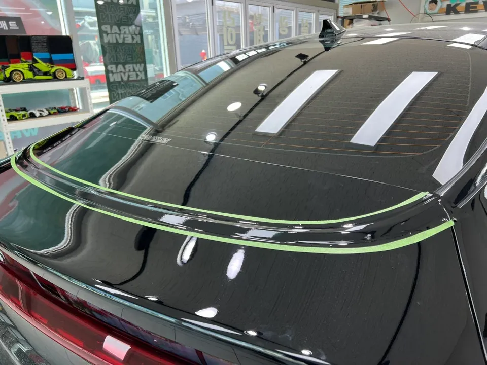 Kia K5 DL3のカーラッピング事例:クロームパーツの印象チェンジ 施工写真 3-2