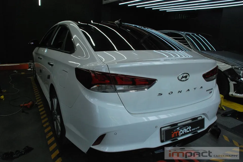 Hyundai Sonata New Riseのカーラッピング事例:ブラックルーフ 施工写真 2-3
