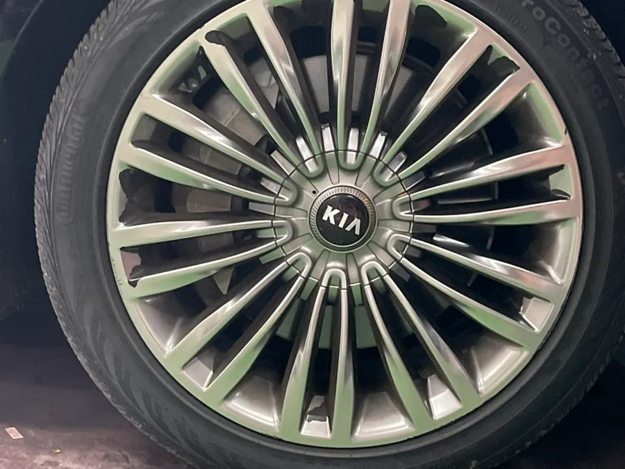 Kia K900のホイールリペア・塗装事例 施工写真 2