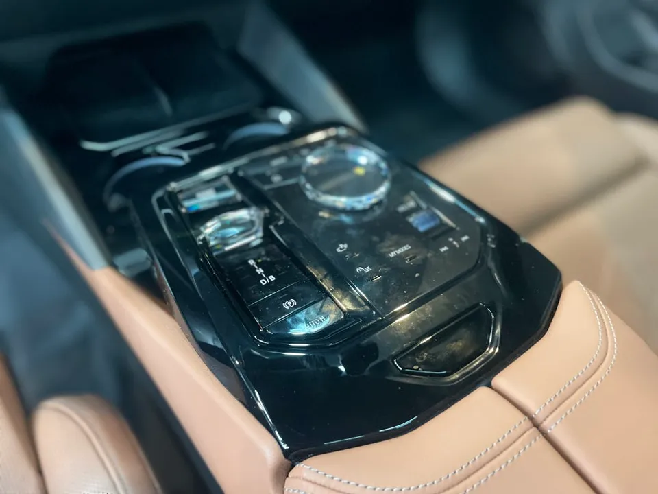 BMW G60の室内PPF施工事例|傷・指紋対策 施工写真 2-2