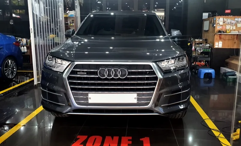 Audi Q7のカーラッピング事例|グリル部分のクロームメッキをマットブラックに 施工写真 2-1