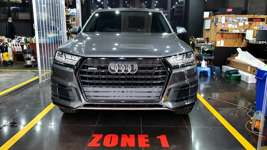 Audi Q7のカーラッピング事例|グリル部分のクロームメッキをマットブラックに 施工写真 3-2