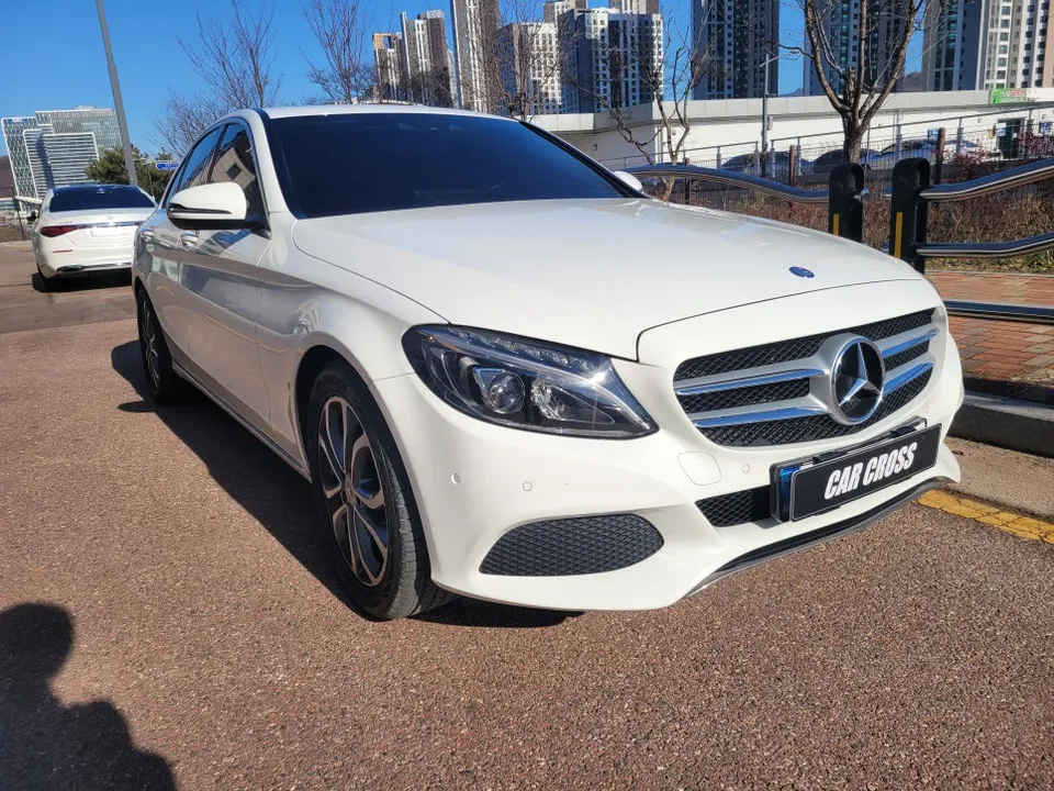 メルセデス・ベンツ W205 Cクラスのカーラッピング事例|費用目安・仕上がり 施工写真 2-1