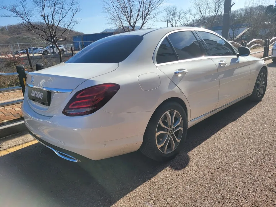 メルセデス・ベンツ W205 Cクラスのカーラッピング事例|費用目安・仕上がり 施工写真 1-2