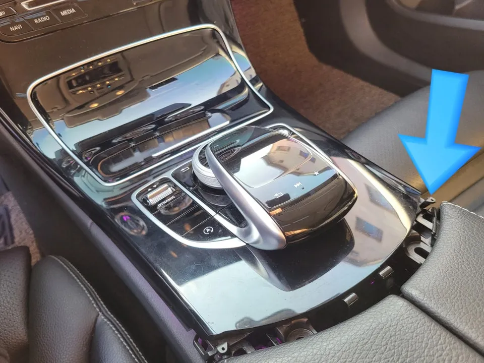 メルセデス・ベンツ W205 Cクラスのカーラッピング事例|費用目安・仕上がり 施工写真 2-3