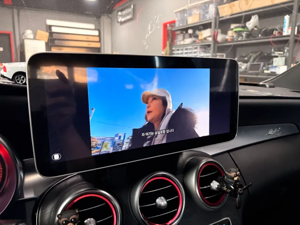 Mercedes-Benz C-Classのドライブレコーダー取付事例 施工写真 4-1