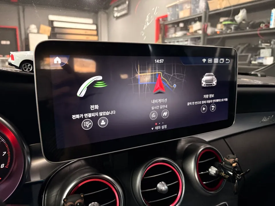 Mercedes-Benz C-Classのドライブレコーダー取付事例 施工写真 1-2