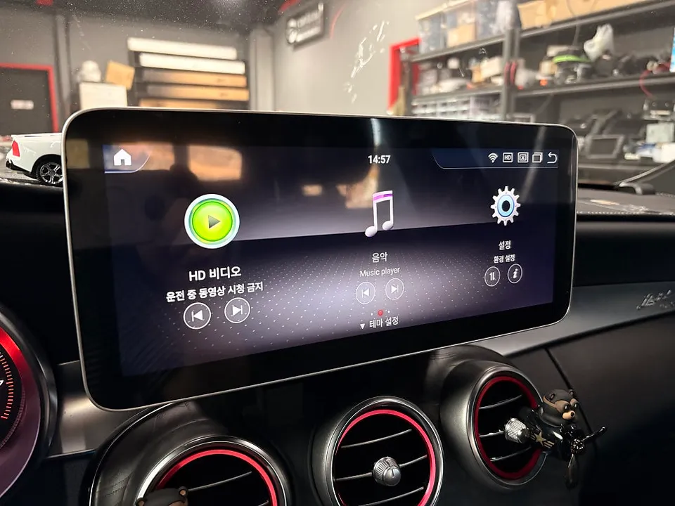 Mercedes-Benz C-Classのドライブレコーダー取付事例 施工写真 2-2