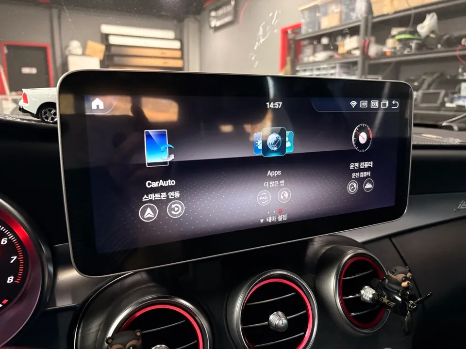 Mercedes-Benz C-Classのドライブレコーダー取付事例 施工写真 3-2