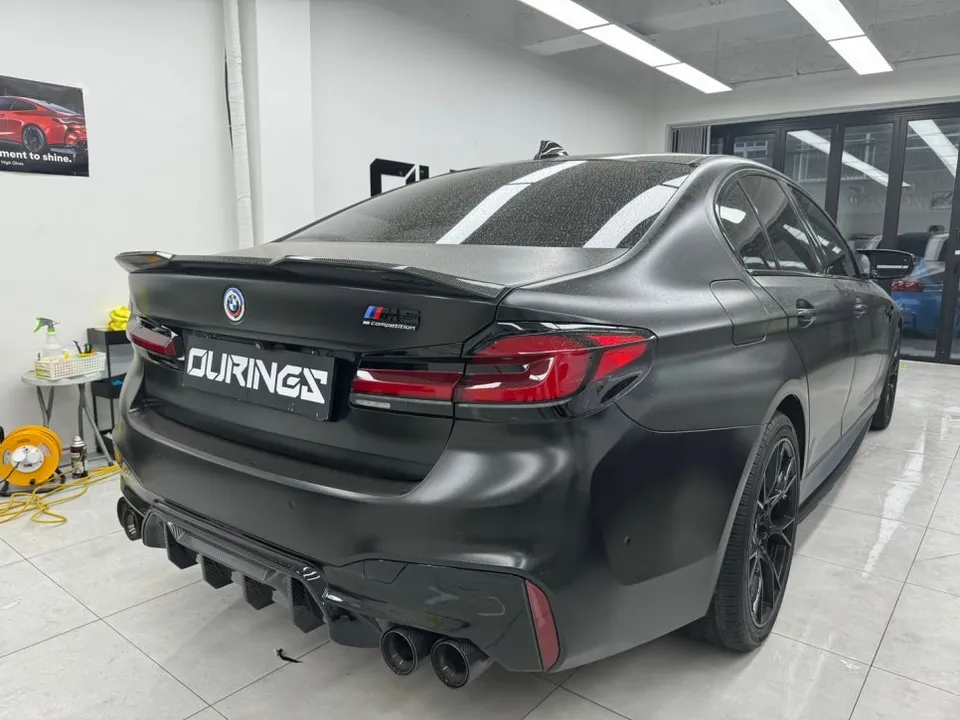 BMW 5 Seriesのカーラッピング事例｜カマインレッドの変貌 施工写真 1-1